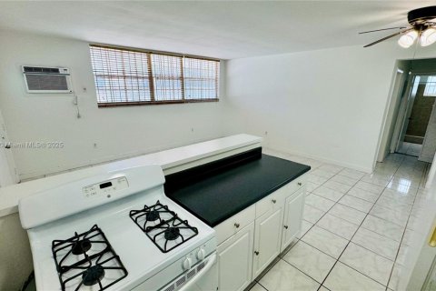 Condo in Miami Beach, Florida, 1 bedroom  № 1952641 - photo 10