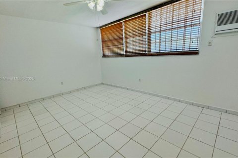 Condo in Miami Beach, Florida, 1 bedroom  № 1952641 - photo 16
