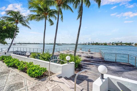 Condo in Miami Beach, Florida, 1 bedroom  № 1986756 - photo 19