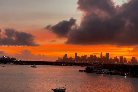 Купить кондоминиум в Майами-Бич, Флорида 1 спальня, 79.8м2, № 1986756 - фото 1