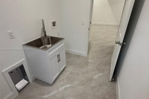 House in Lehigh Acres, Florida 3 bedrooms № 1859183 - photo 9
