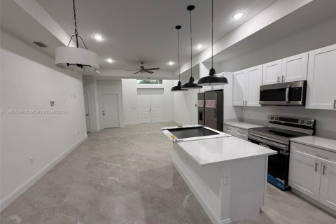 House in Lehigh Acres, Florida 3 bedrooms № 1859183 - photo 4