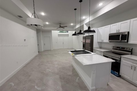 House in Lehigh Acres, Florida 3 bedrooms № 1859183 - photo 3