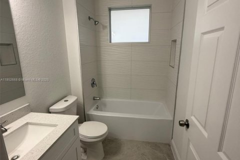 House in Lehigh Acres, Florida 3 bedrooms № 1859183 - photo 6