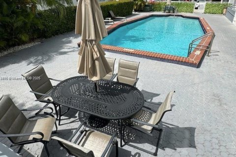 Condo in Bay Harbor Islands, Florida, 1 bedroom  № 1868347 - photo 3