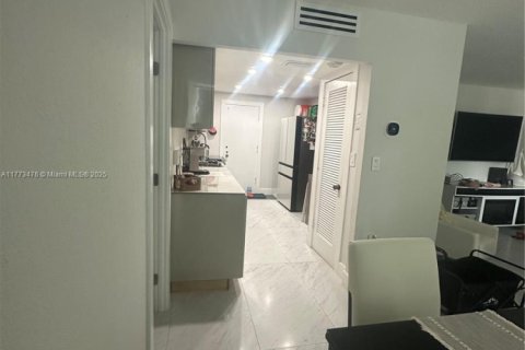 Condo in Bay Harbor Islands, Florida, 1 bedroom  № 1868347 - photo 12