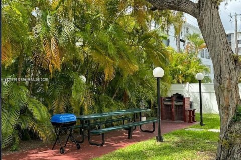 Condo in Bay Harbor Islands, Florida, 1 bedroom  № 1868347 - photo 2