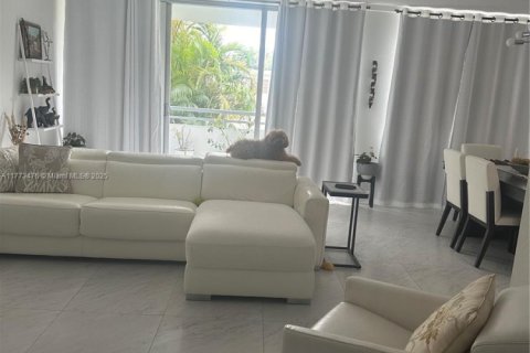 Condo in Bay Harbor Islands, Florida, 1 bedroom  № 1868347 - photo 20