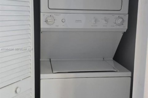 Condo in Miami, Florida, 2 bedrooms  № 2026738 - photo 8