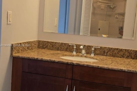 Condo in Miami, Florida, 2 bedrooms  № 2026738 - photo 2