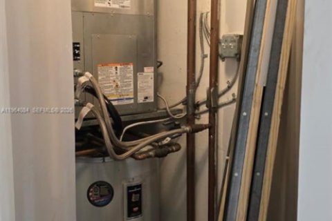 Condo in Miami, Florida, 2 bedrooms  № 2026738 - photo 30