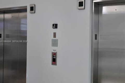 Condo in Miami, Florida, 2 bedrooms  № 2026738 - photo 9