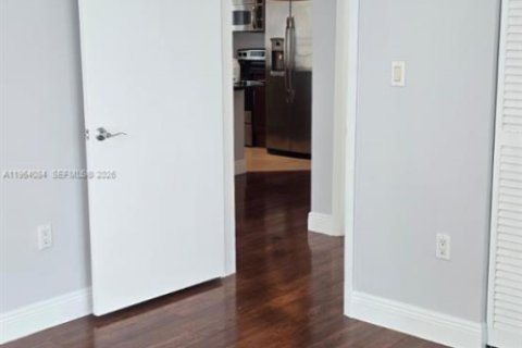 Condo in Miami, Florida, 2 bedrooms  № 2026738 - photo 5