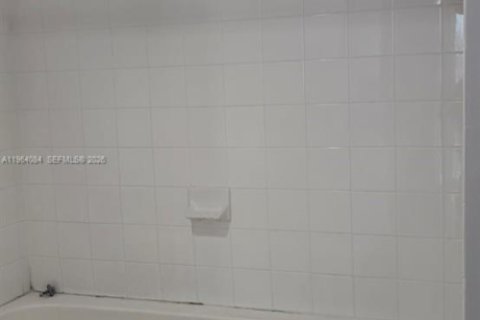 Condo in Miami, Florida, 2 bedrooms  № 2026738 - photo 13