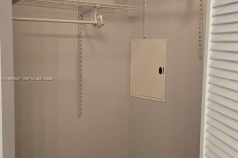 Condo in Miami, Florida, 2 bedrooms  № 2026738 - photo 26