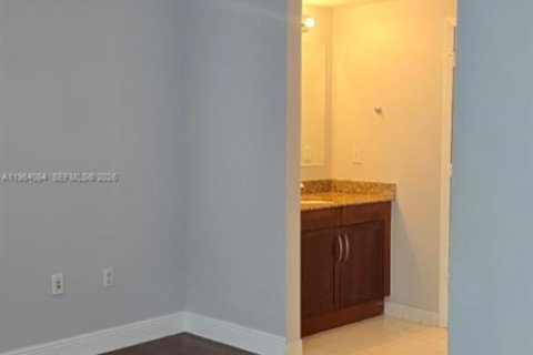 Condo in Miami, Florida, 2 bedrooms  № 2026738 - photo 6