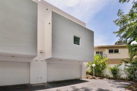 Touwnhouse à louer à Miami, Floride: 2 chambres, 150.5 m2 № 2060587 - photo 23