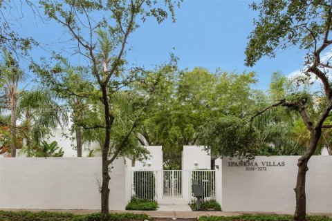 Adosado en Miami, Florida 2 dormitorios, 150.5 m2 № 2060587