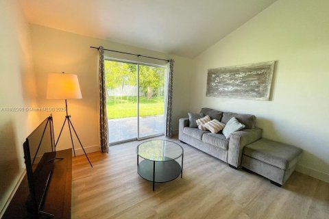 Apartment in Cape Coral, Florida 2 bedrooms, 74.32 sq.m. № 1944249 - photo 2