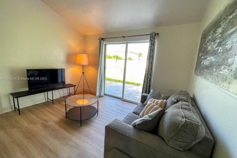 Apartment in Cape Coral, Florida 2 bedrooms, 74.32 sq.m. № 1944249 - photo 10