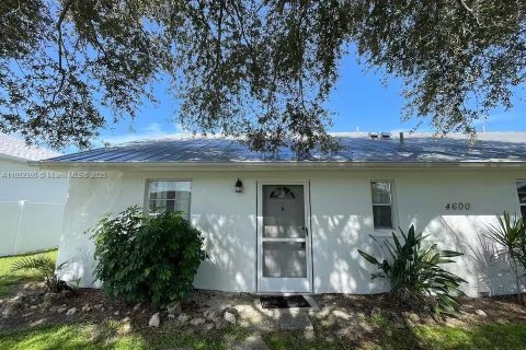 Apartment in Cape Coral, Florida 2 bedrooms, 74.32 sq.m. № 1944249 - photo 1