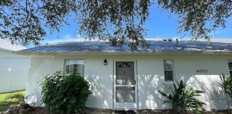 Apartment in Cape Coral, Florida 2 bedrooms, 74.32 sq.m. № 1944249