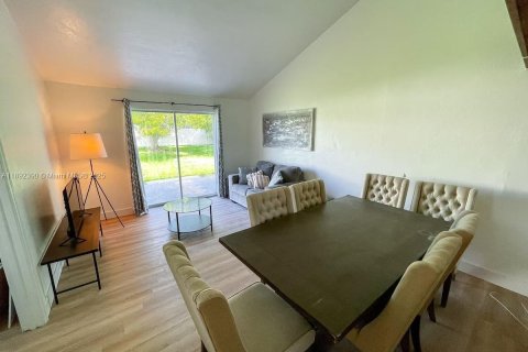 Apartment in Cape Coral, Florida 2 bedrooms, 74.32 sq.m. № 1944249 - photo 4