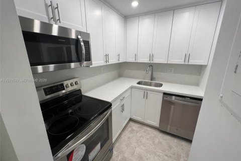 Снять в аренду кондоминиум в Майами, Флорида 1 спальня, 69.68м2, № 2257558 - фото 2