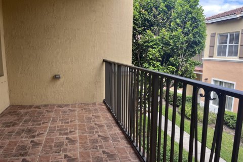 Condominio en alquiler en Palm Springs, Florida, 3 dormitorios, 117.71 m2 № 1102199 - foto 1