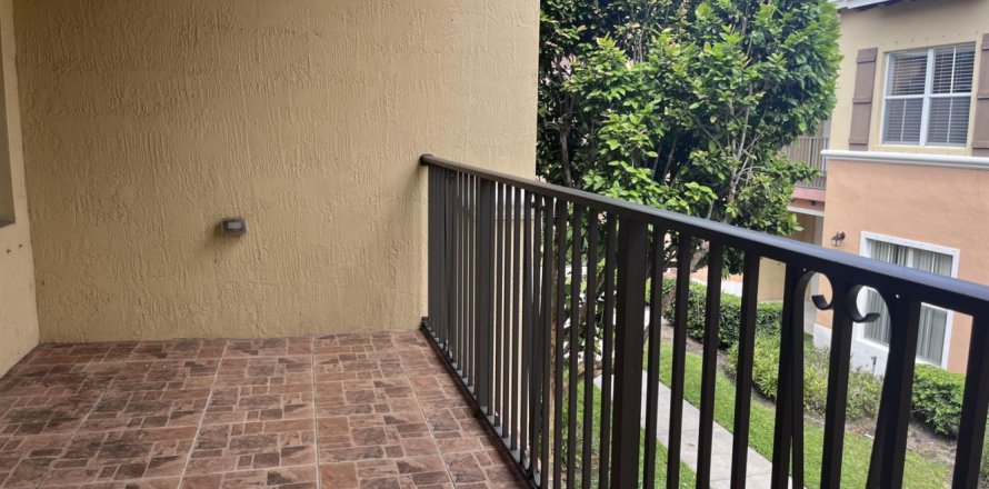 Condominio en Palm Springs, Florida, 3 dormitorios  № 1102199