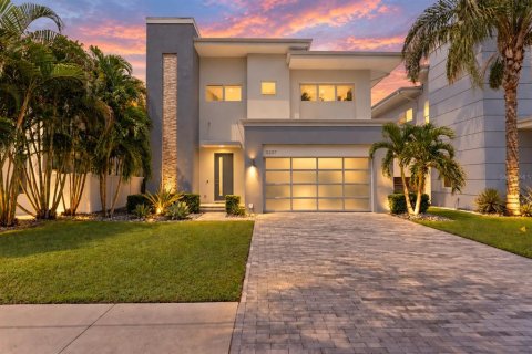 House in Tampa, Florida 5 bedrooms, 288.55 sq.m. № 2359241