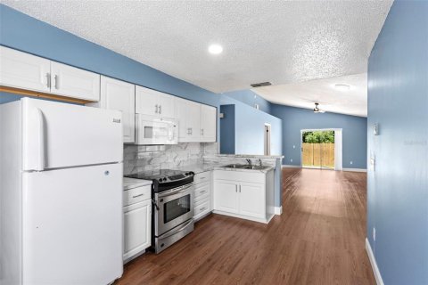House in Orlando, Florida 3 bedrooms, 107.21 sq.m. № 2195555 - photo 7