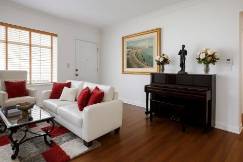 House in Coral Gables, Florida 3 bedrooms, 116.59 sq.m. № 1868475 - photo 8