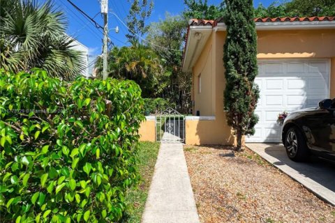 House in Coral Gables, Florida 3 bedrooms, 116.59 sq.m. № 1868475 - photo 4