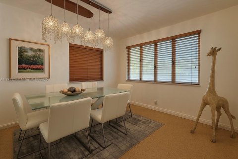 House in Coral Gables, Florida 3 bedrooms, 116.59 sq.m. № 1868475 - photo 10