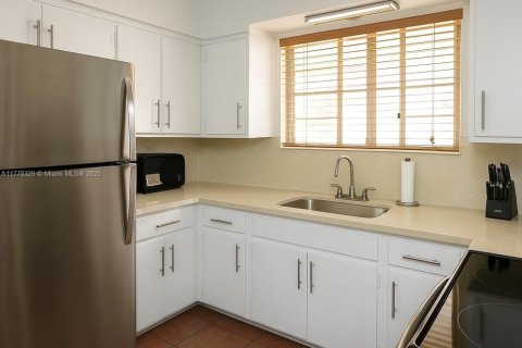 House in Coral Gables, Florida 3 bedrooms, 116.59 sq.m. № 1868475 - photo 17
