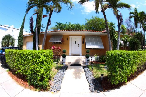 House in Coral Gables, Florida 3 bedrooms, 116.59 sq.m. № 1868475 - photo 2