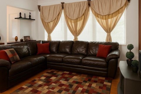 House in Coral Gables, Florida 3 bedrooms, 116.59 sq.m. № 1868475 - photo 9