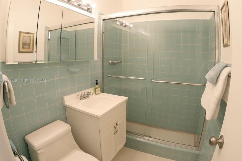 House in Coral Gables, Florida 3 bedrooms, 116.59 sq.m. № 1868475 - photo 15