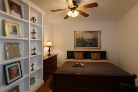 House in Coral Gables, Florida 3 bedrooms, 116.59 sq.m. № 1868475 - photo 16