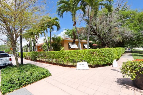 House in Coral Gables, Florida 3 bedrooms, 116.59 sq.m. № 1868475 - photo 5