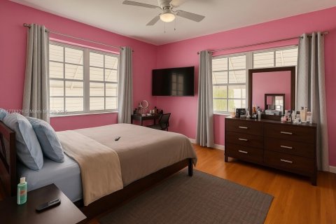 House in Coral Gables, Florida 3 bedrooms, 116.59 sq.m. № 1868475 - photo 12