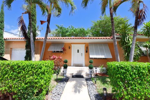 House in Coral Gables, Florida 3 bedrooms, 116.59 sq.m. № 1868475 - photo 1