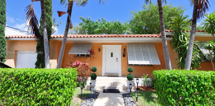 House in Coral Gables, Florida 3 bedrooms, 116.59 sq.m. № 1868475