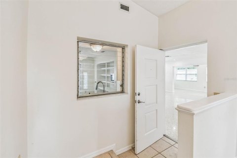 House in Saint Petersburg, Florida 6 bedrooms, 268.86 sq.m. № 1914770 - photo 5