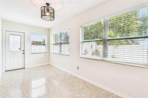 House in Saint Petersburg, Florida 6 bedrooms, 268.86 sq.m. № 1914770 - photo 8