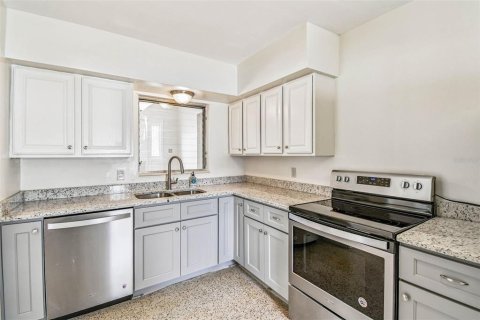 House in Saint Petersburg, Florida 6 bedrooms, 268.86 sq.m. № 1914770 - photo 12