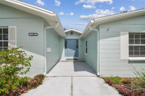 House in Saint Petersburg, Florida 6 bedrooms, 268.86 sq.m. № 1914770 - photo 2