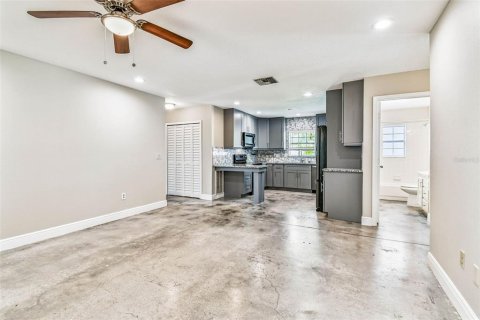 House in Saint Petersburg, Florida 6 bedrooms, 268.86 sq.m. № 1914770 - photo 28