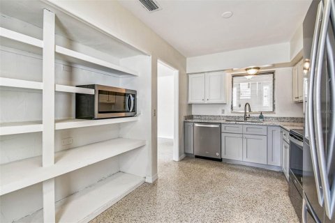 House in Saint Petersburg, Florida 6 bedrooms, 268.86 sq.m. № 1914770 - photo 15